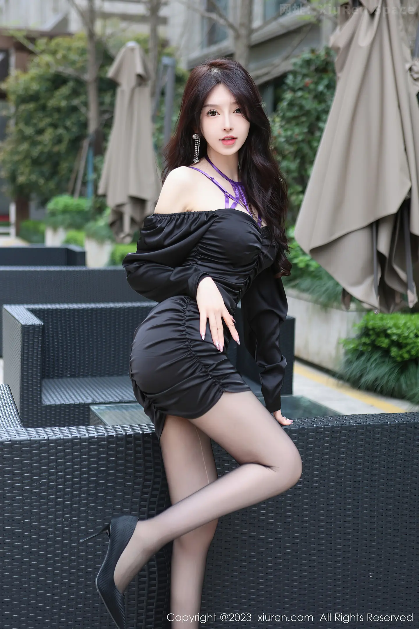 图片[3]-[XiuRen秀人网]2023.04.26 NO.6638 玉兔miki 黑色抹胸礼服裙与紫色情趣内衣加黑丝美腿性感私房写真集-秀人网官方网站